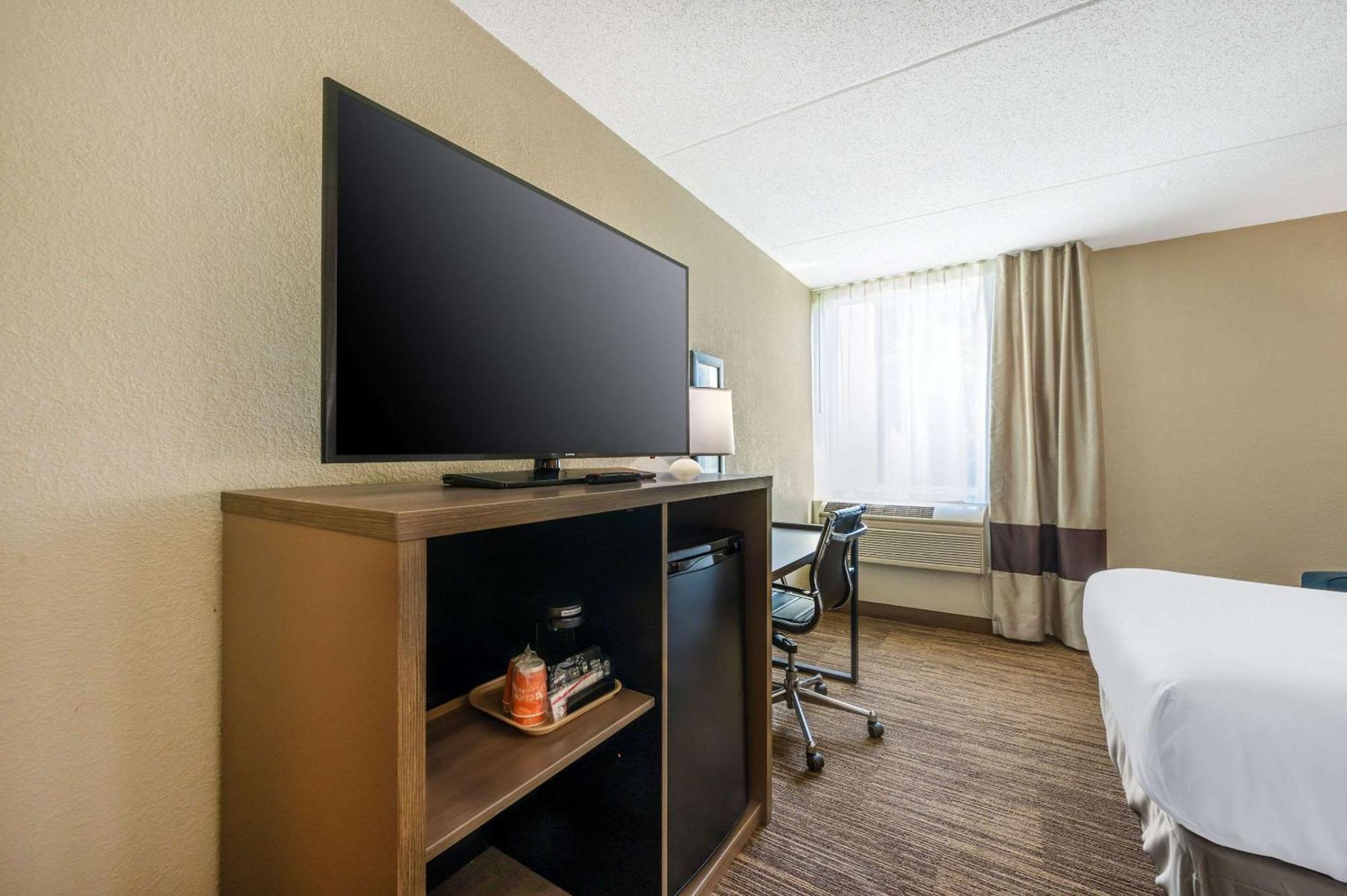 Comfort Inn & Suites East Hartford - Hartford Exterior photo